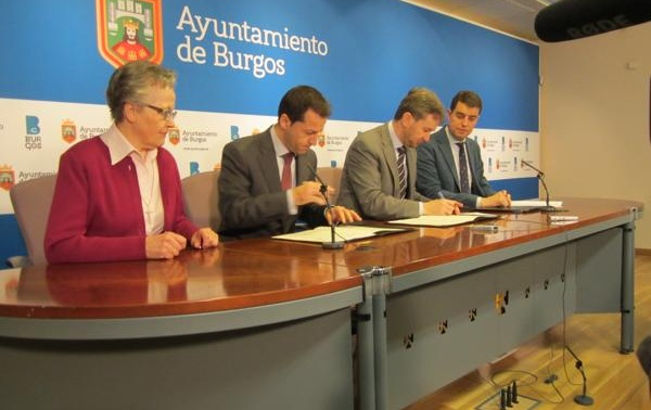 Momento de la firma del convenio entre el Ayuntamiento y las Hermanas Hospitalarias.